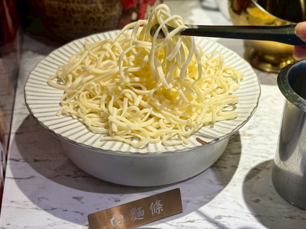 【三重火鍋推薦】老沐涮涮屋：套餐只要340元起就可以免費享用自助吧白飯、麵條、王子麵吃到飽還有麻奶鍋、雞湯鍋和壽喜燒