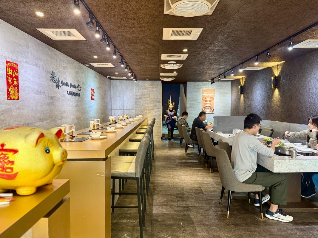 【三重火鍋推薦】老沐涮涮屋：套餐只要340元起就可以免費享用自助吧白飯、麵條、王子麵吃到飽還有麻奶鍋、雞湯鍋和壽喜燒