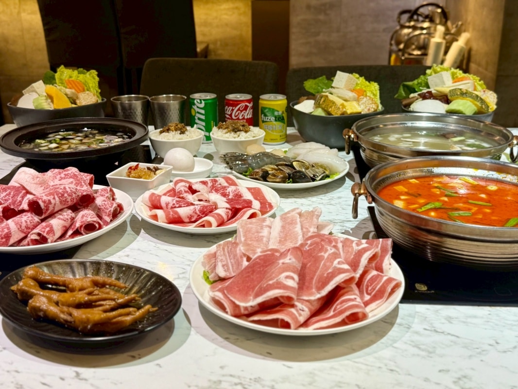 【三重火鍋推薦】老沐涮涮屋：套餐只要340元起就可以免費享用自助吧白飯、麵條、王子麵吃到飽還有麻奶鍋、雞湯鍋和壽喜燒