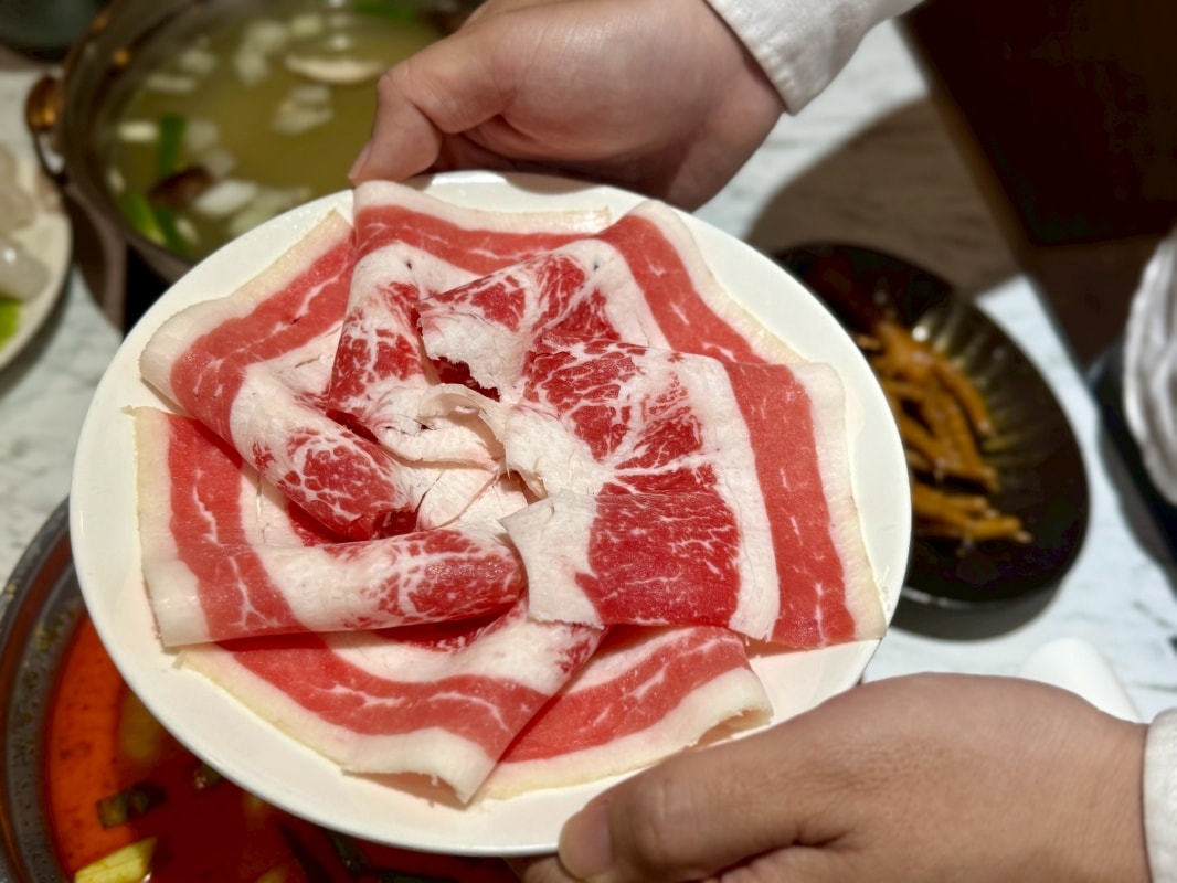 【三重火鍋推薦】老沐涮涮屋：套餐只要340元起就可以免費享用自助吧白飯、麵條、王子麵吃到飽還有麻奶鍋、雞湯鍋和壽喜燒