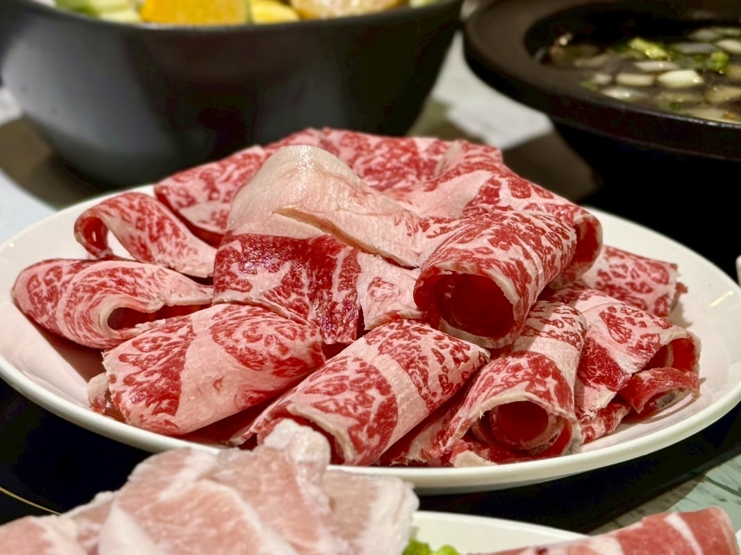 【三重火鍋推薦】老沐涮涮屋：套餐只要340元起就可以免費享用自助吧白飯、麵條、王子麵吃到飽還有麻奶鍋、雞湯鍋和壽喜燒