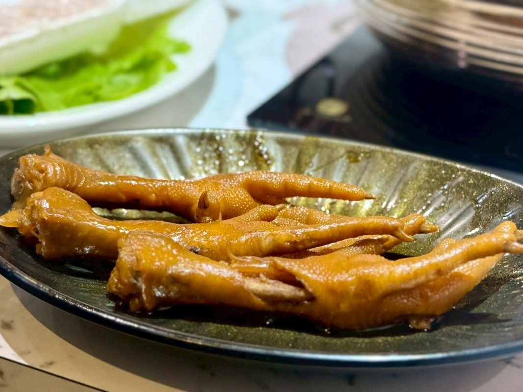 【三重火鍋推薦】老沐涮涮屋：套餐只要340元起就可以免費享用自助吧白飯、麵條、王子麵吃到飽還有麻奶鍋、雞湯鍋和壽喜燒