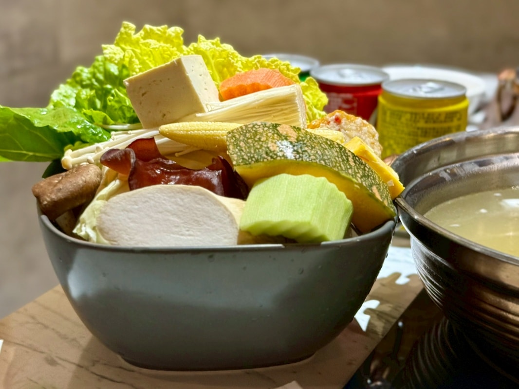 【三重火鍋推薦】老沐涮涮屋：套餐只要340元起就可以免費享用自助吧白飯、麵條、王子麵吃到飽還有麻奶鍋、雞湯鍋和壽喜燒