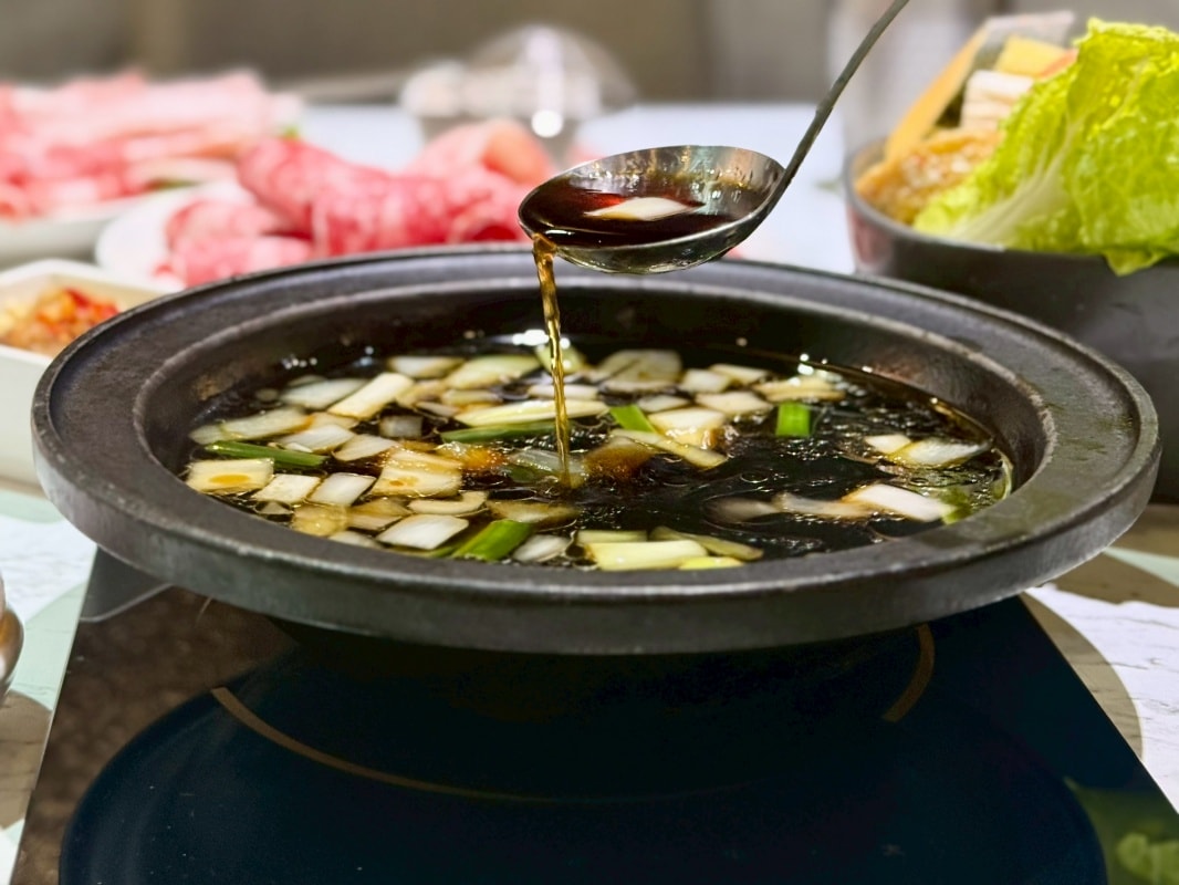 【三重火鍋推薦】老沐涮涮屋：套餐只要340元起就可以免費享用自助吧白飯、麵條、王子麵吃到飽還有麻奶鍋、雞湯鍋和壽喜燒