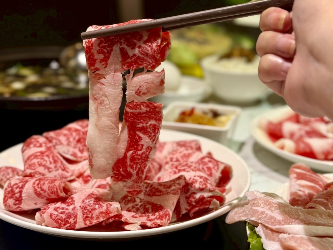 【三重火鍋推薦】老沐涮涮屋：套餐只要340元起就可以免費享用自助吧白飯、麵條、王子麵吃到飽還有麻奶鍋、雞湯鍋和壽喜燒