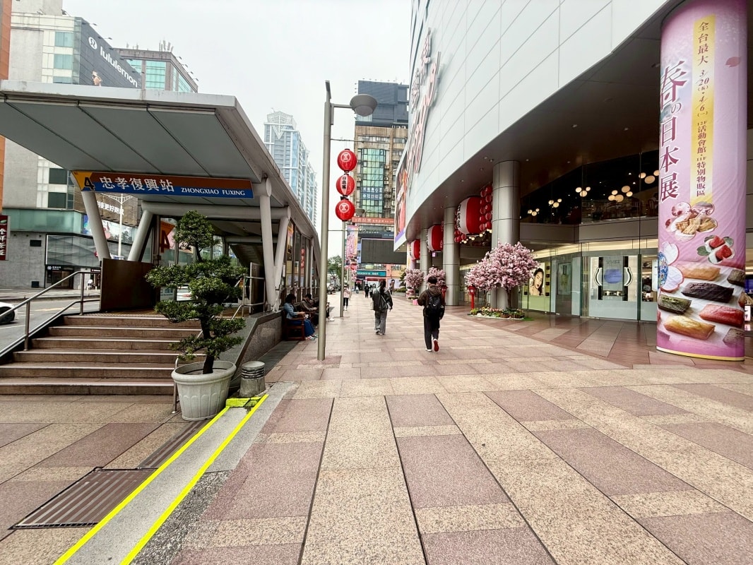 【台北東區美食】荷李活茶街 ：台北忠孝SOGO必吃港式茶餐廳，葡式蛋塔新上市還有邪惡珍珠漏奶華、金牌脆皮雞！