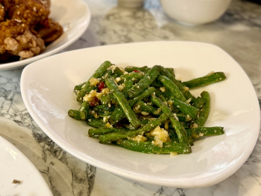 【台北東區美食】荷李活茶街 ：台北忠孝SOGO必吃港式茶餐廳，葡式蛋塔新上市還有邪惡珍珠漏奶華、金牌脆皮雞！