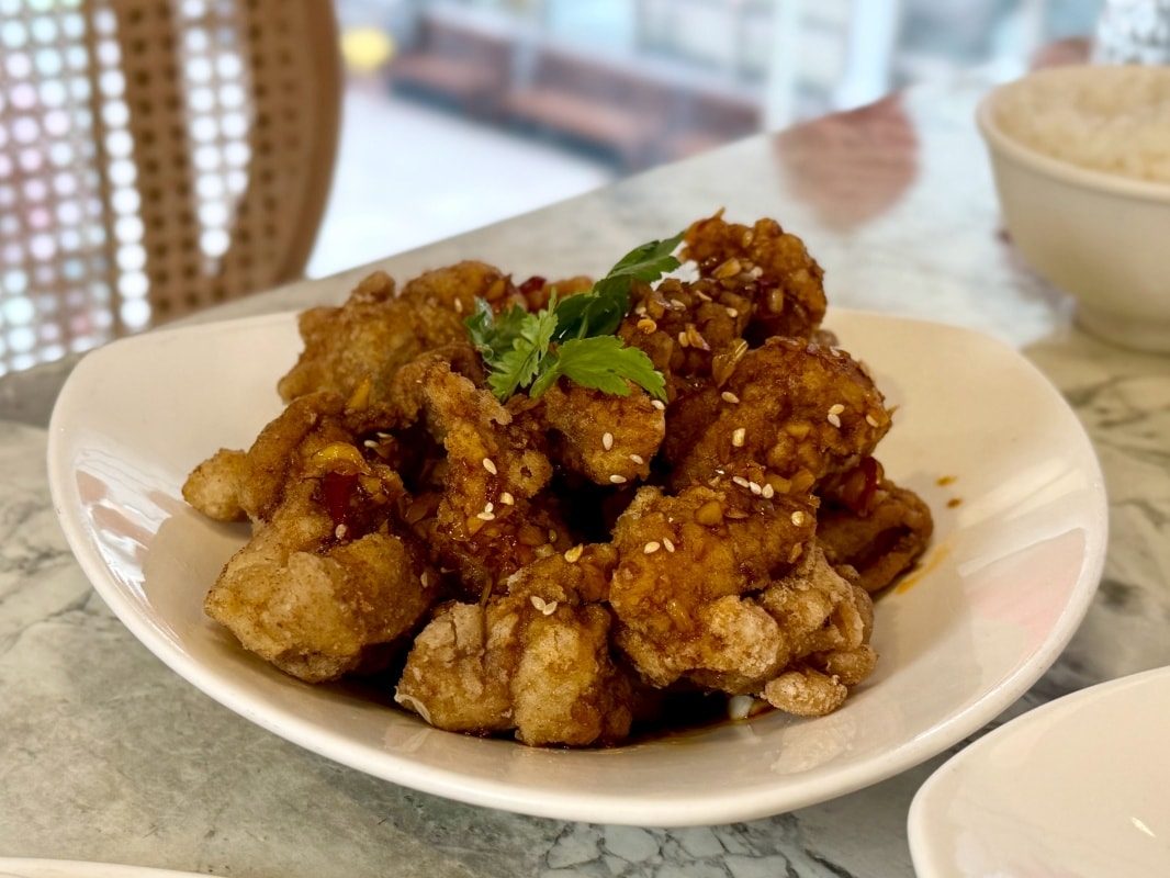 【台北東區美食】荷李活茶街 ：台北忠孝SOGO必吃港式茶餐廳，葡式蛋塔新上市還有邪惡珍珠漏奶華、金牌脆皮雞！