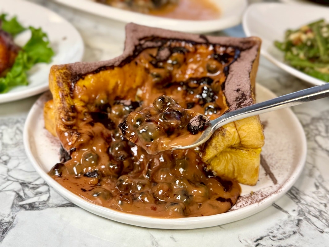 【台北東區美食】荷李活茶街 ：台北忠孝SOGO必吃港式茶餐廳，葡式蛋塔新上市還有邪惡珍珠漏奶華、金牌脆皮雞！