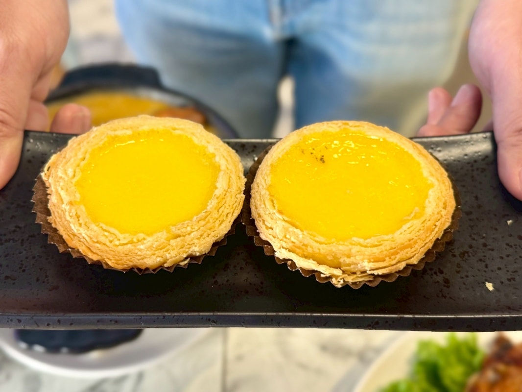 【台北東區美食】荷李活茶街 ：台北忠孝SOGO必吃港式茶餐廳，葡式蛋塔新上市還有邪惡珍珠漏奶華、金牌脆皮雞！