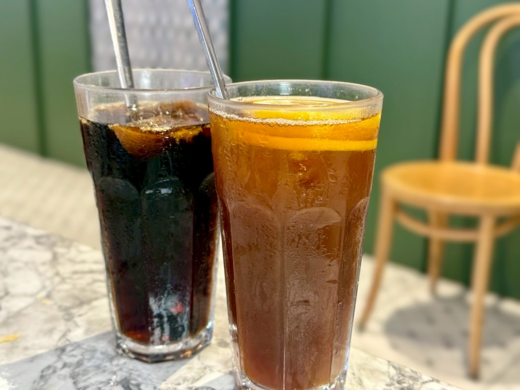 【台北東區美食】荷李活茶街 ：台北忠孝SOGO必吃港式茶餐廳，葡式蛋塔新上市還有邪惡珍珠漏奶華、金牌脆皮雞！