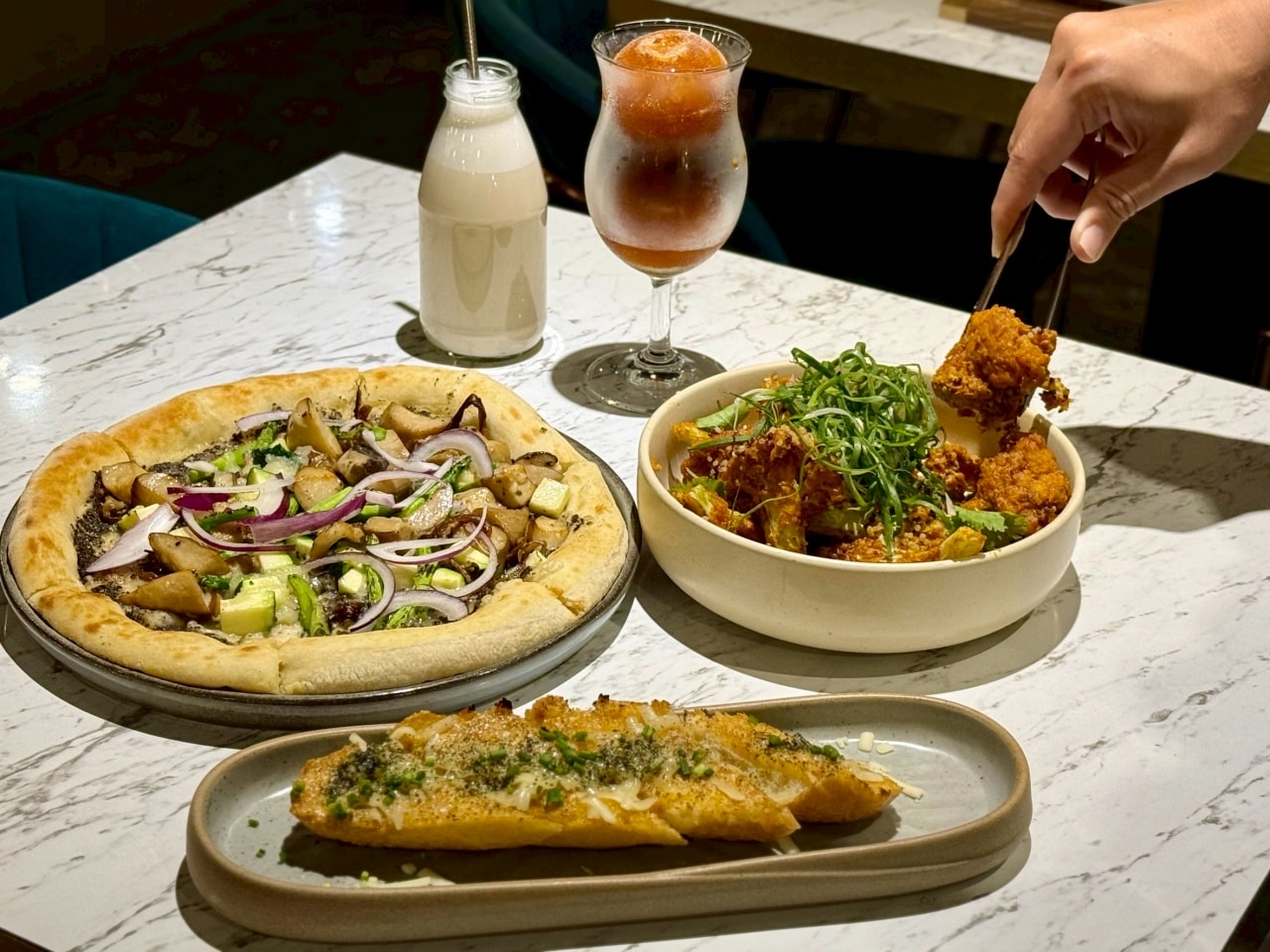 【台北大巨蛋松菸美食】BaganHood 蔬食餐酒館:炙燒明太子法國麵包、像炸雞的花椰菜，美味蔬食餐點甜點飲料，聚餐約會超適合