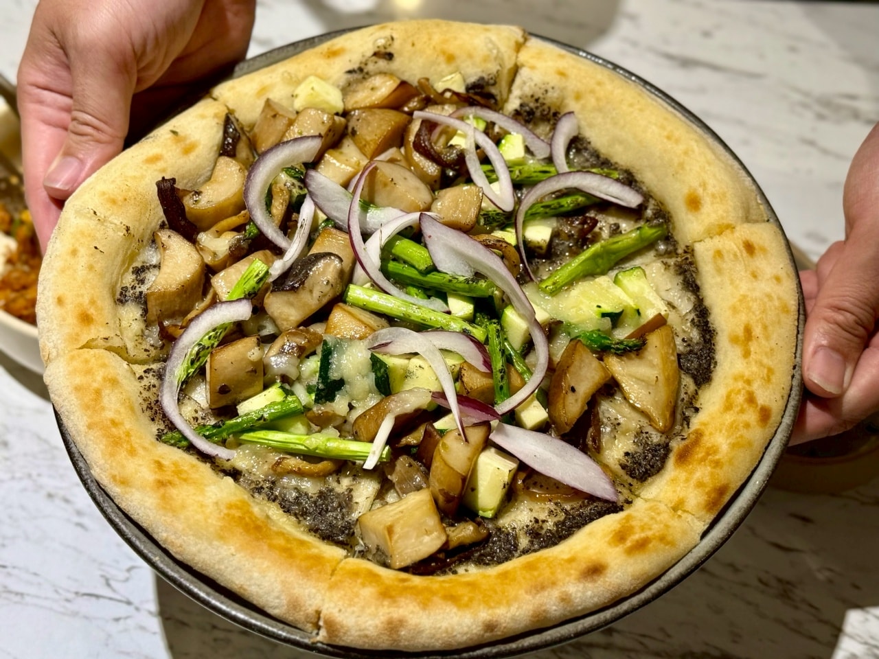 【台北大巨蛋松菸美食】BaganHood 蔬食餐酒館:炙燒明太子法國麵包、像炸雞的花椰菜，美味蔬食餐點甜點飲料，聚餐約會超適合