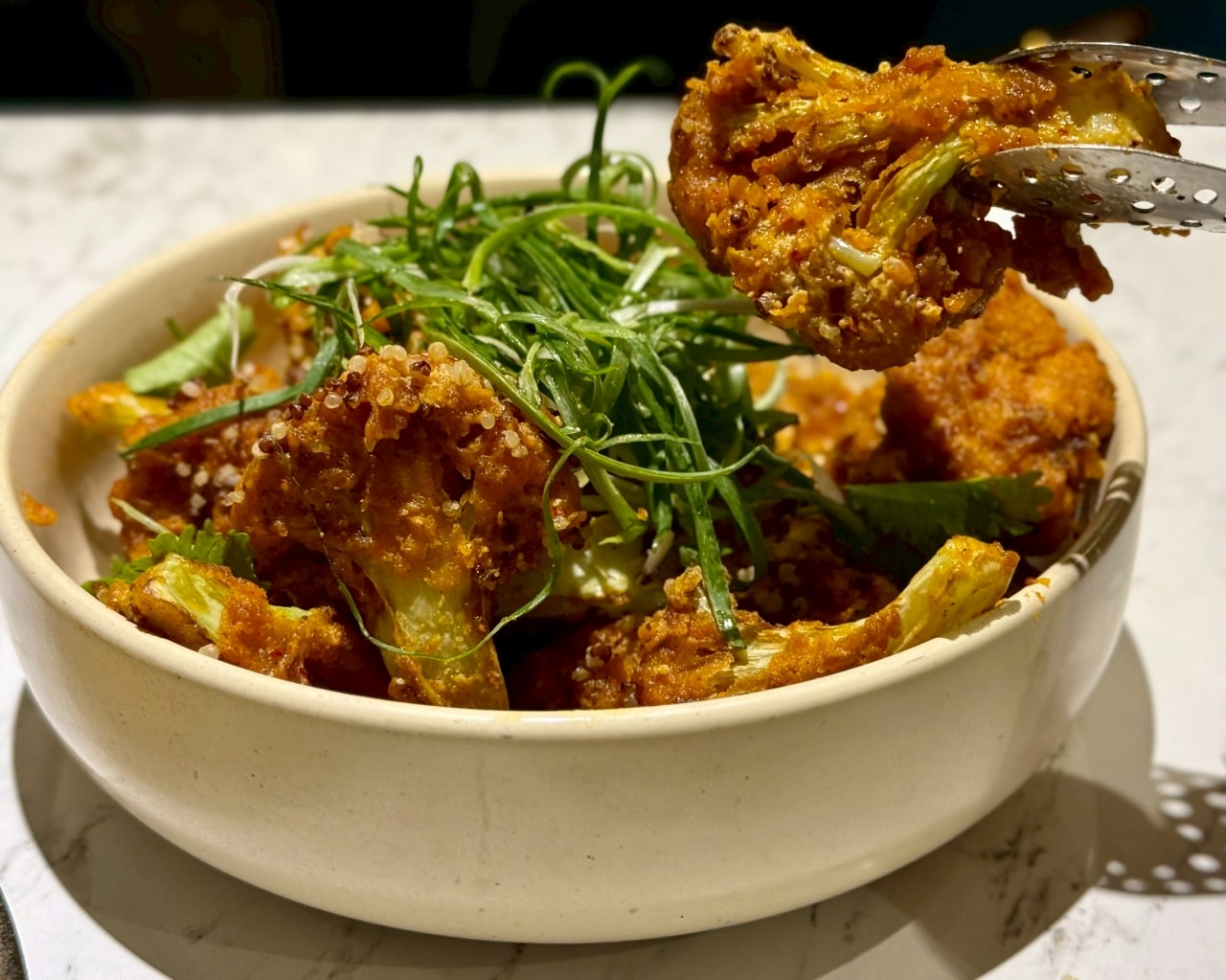 【台北大巨蛋松菸美食】BaganHood 蔬食餐酒館:炙燒明太子法國麵包、像炸雞的花椰菜，美味蔬食餐點甜點飲料，聚餐約會超適合