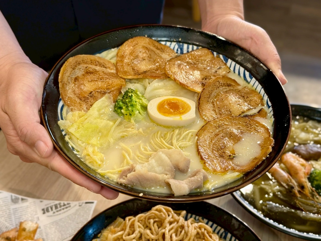 【樹林美食推薦】二春外鍋燒專賣店：內用可免費續拉麵一次，新推草蝦滿盛超大碗鍋燒意麵爆量登場