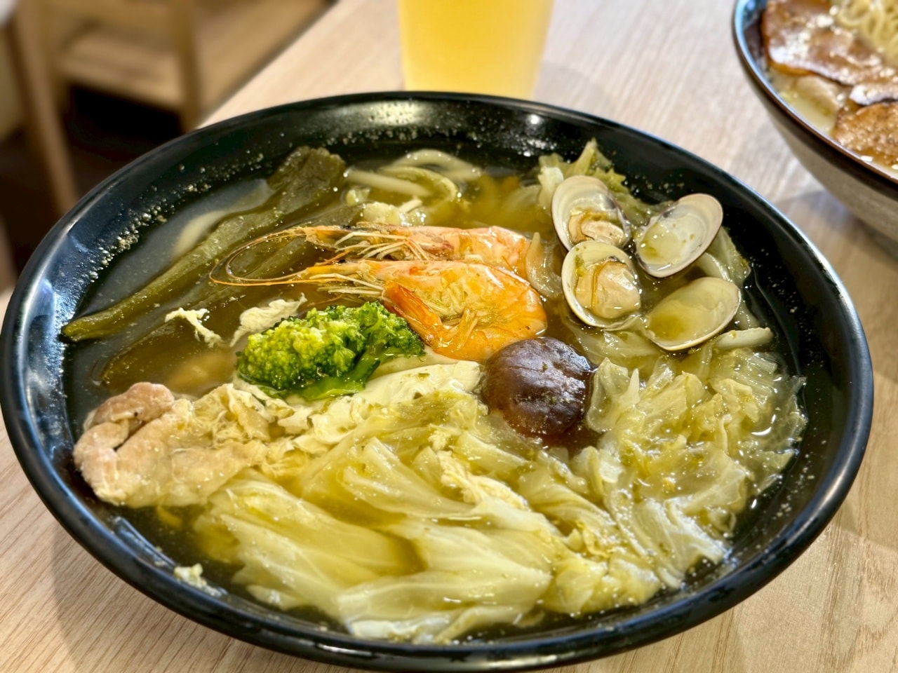 【樹林美食推薦】二春外鍋燒專賣店：內用可免費續拉麵一次，新推草蝦滿盛超大碗鍋燒意麵爆量登場