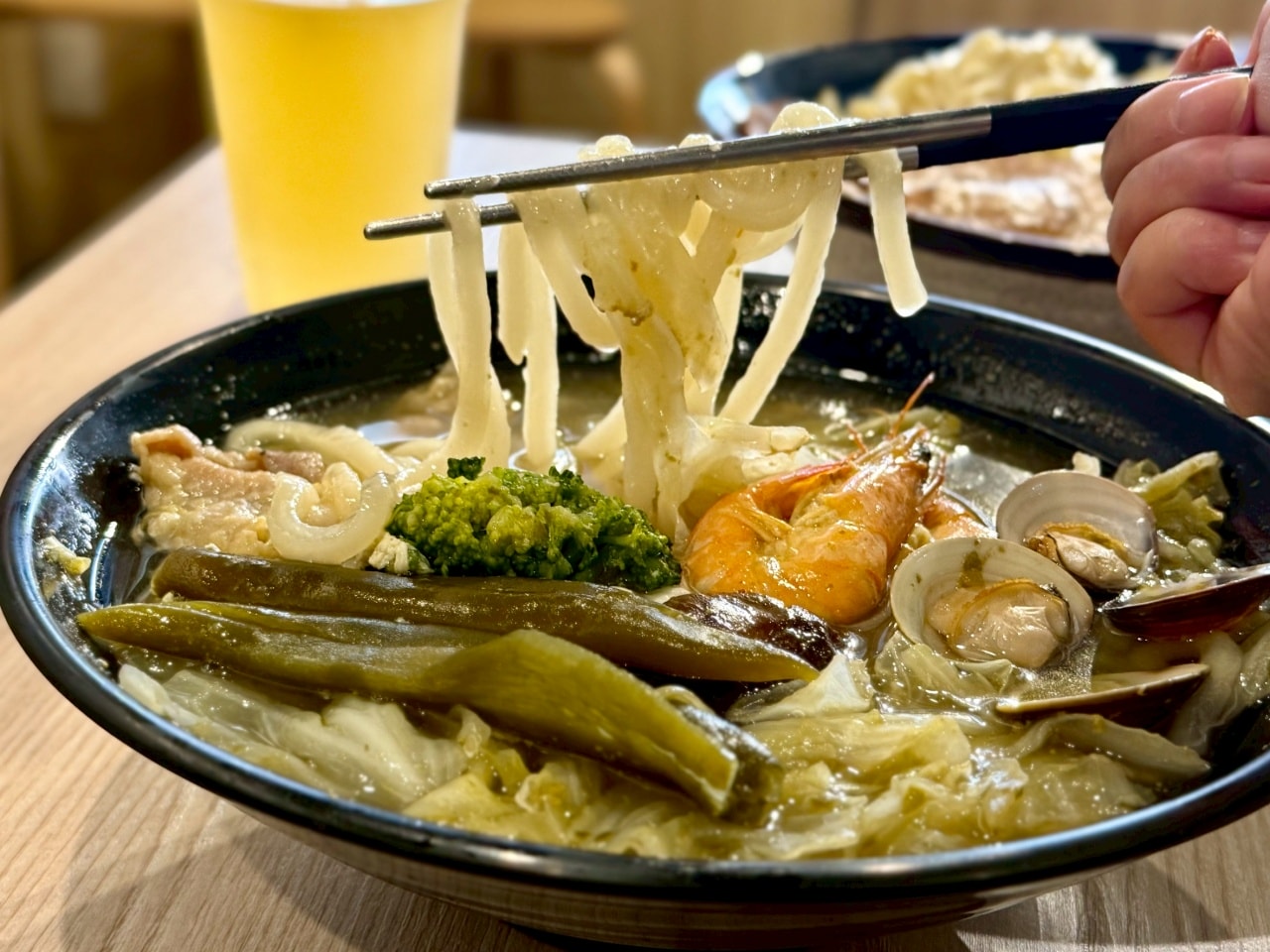 【樹林美食推薦】二春外鍋燒專賣店：內用可免費續拉麵一次，新推草蝦滿盛超大碗鍋燒意麵爆量登場