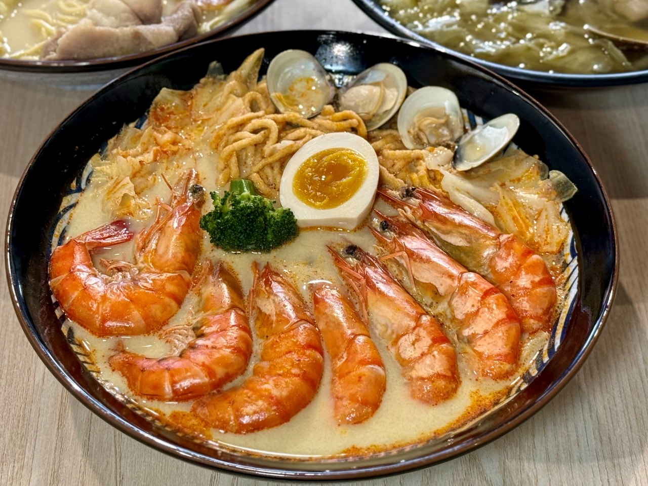 【樹林美食推薦】二春外鍋燒專賣店：內用可免費續拉麵一次，新推草蝦滿盛超大碗鍋燒意麵爆量登場