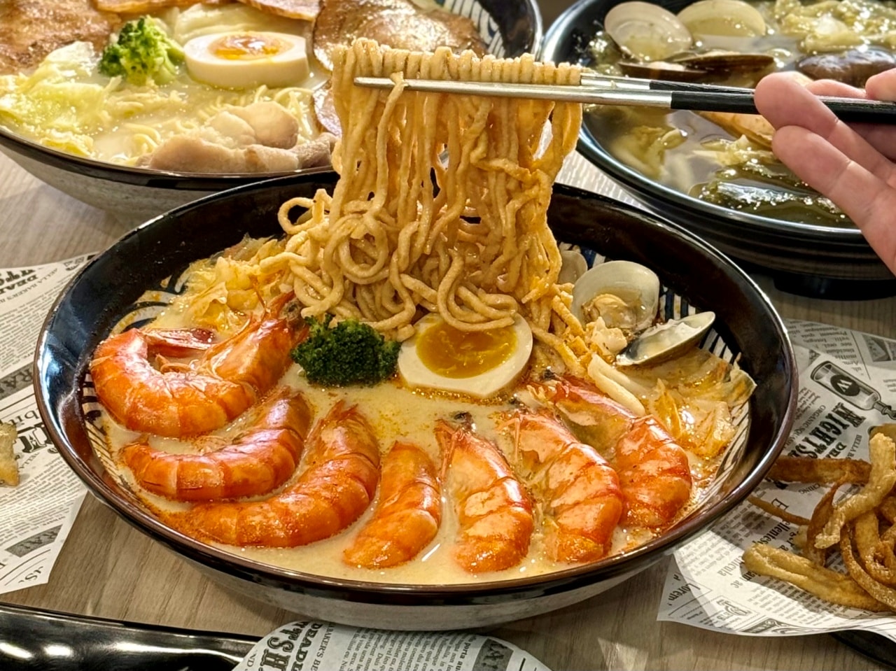 【樹林美食推薦】二春外鍋燒專賣店：內用可免費續拉麵一次，新推草蝦滿盛超大碗鍋燒意麵爆量登場