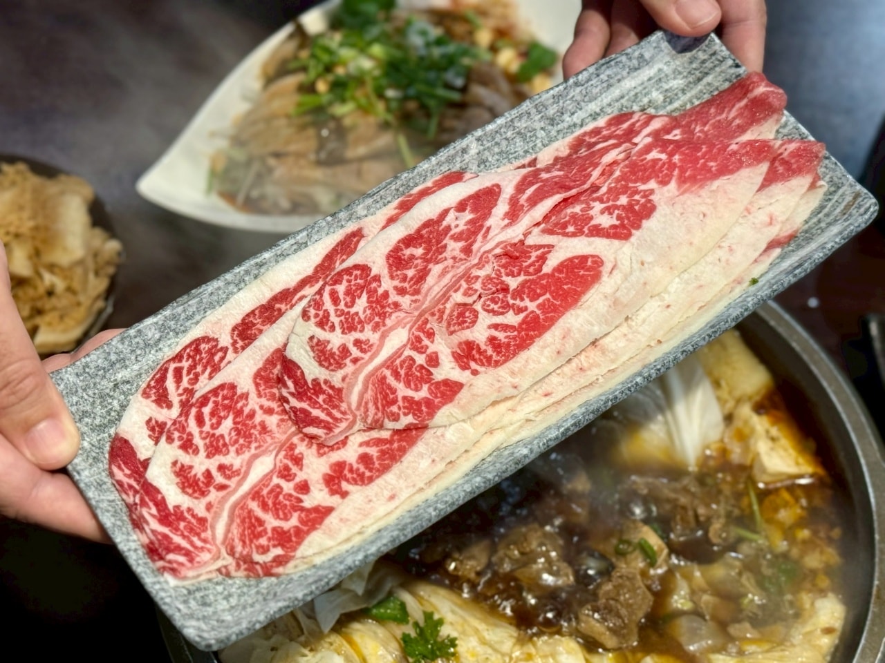 【板橋美食推薦】牛肉火鍋板橋總店:重量級牛肉鍋加上古法炭火以及牛肉原湯無限續超熱門人氣預約店 - 第11張圖 【板橋美食推薦】牛肉火鍋板橋總店:重量級牛肉鍋加上古法炭火以及牛肉原湯無限續超熱門人氣預約店