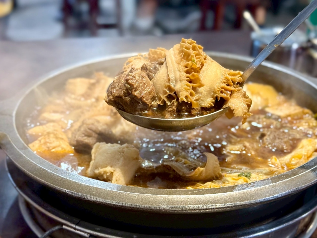 【板橋美食推薦】牛肉火鍋板橋總店:重量級牛肉鍋加上古法炭火以及牛肉原湯無限續超熱門人氣預約店 - 第16張圖 【板橋美食推薦】牛肉火鍋板橋總店:重量級牛肉鍋加上古法炭火以及牛肉原湯無限續超熱門人氣預約店