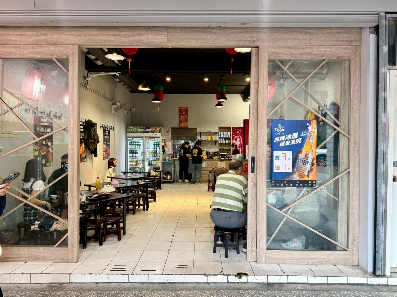 【板橋美食推薦】牛肉火鍋板橋總店:重量級牛肉鍋加上古法炭火以及牛肉原湯無限續超熱門人氣預約店 - 第3張圖 【板橋美食推薦】牛肉火鍋板橋總店:重量級牛肉鍋加上古法炭火以及牛肉原湯無限續超熱門人氣預約店