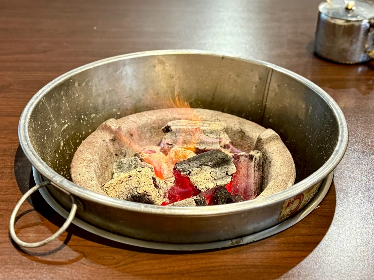 【板橋美食推薦】牛肉火鍋板橋總店:重量級牛肉鍋加上古法炭火以及牛肉原湯無限續超熱門人氣預約店 - 第9張圖 【板橋美食推薦】牛肉火鍋板橋總店:重量級牛肉鍋加上古法炭火以及牛肉原湯無限續超熱門人氣預約店