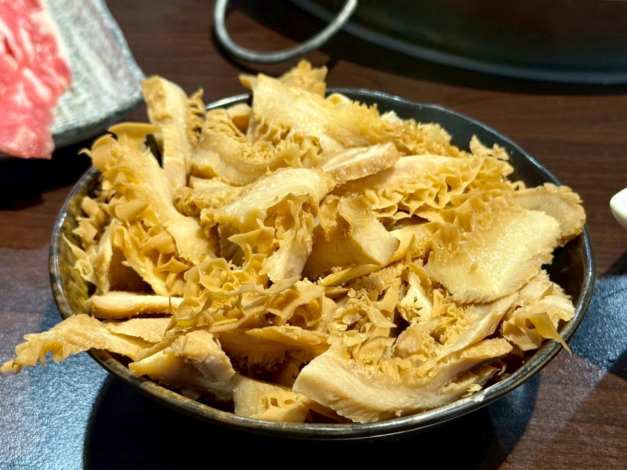 【板橋美食推薦】牛肉火鍋板橋總店:重量級牛肉鍋加上古法炭火以及牛肉原湯無限續超熱門人氣預約店 - 第14張圖 【板橋美食推薦】牛肉火鍋板橋總店:重量級牛肉鍋加上古法炭火以及牛肉原湯無限續超熱門人氣預約店