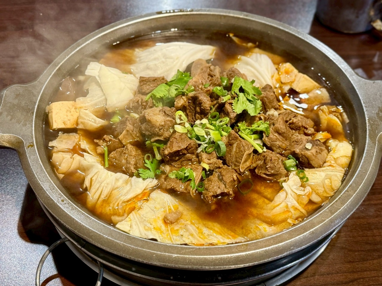 【板橋美食推薦】牛肉火鍋板橋總店:重量級牛肉鍋加上古法炭火以及牛肉原湯無限續超熱門人氣預約店 - 第1張圖 【板橋美食推薦】牛肉火鍋板橋總店:重量級牛肉鍋加上古法炭火以及牛肉原湯無限續超熱門人氣預約店