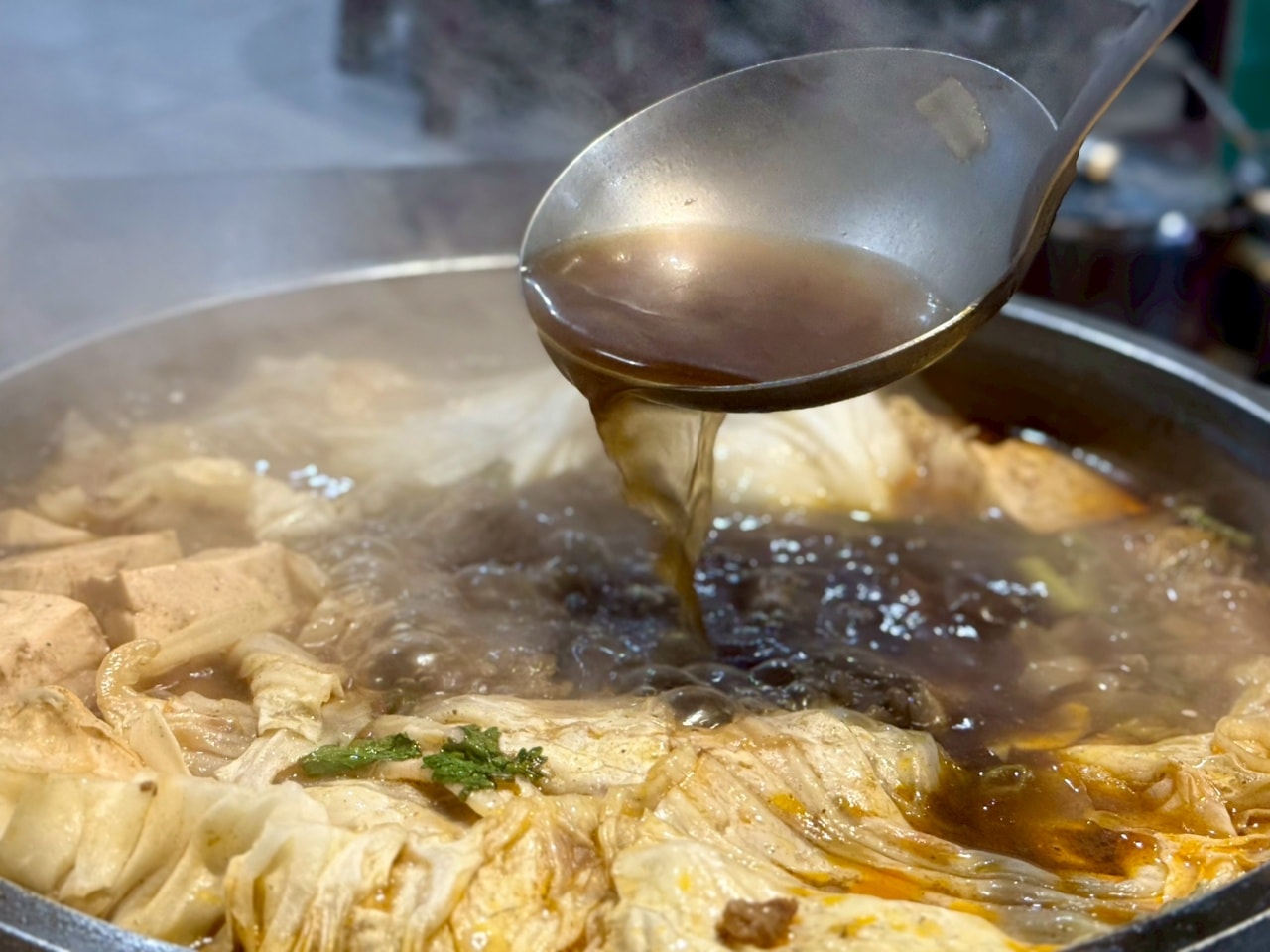 【板橋美食推薦】牛肉火鍋板橋總店:重量級牛肉鍋加上古法炭火以及牛肉原湯無限續超熱門人氣預約店 - 第10張圖 【板橋美食推薦】牛肉火鍋板橋總店:重量級牛肉鍋加上古法炭火以及牛肉原湯無限續超熱門人氣預約店