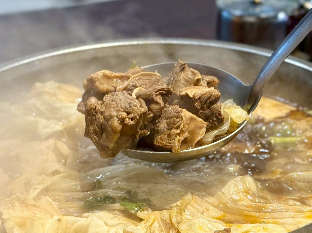 【板橋美食推薦】牛肉火鍋板橋總店:重量級牛肉鍋加上古法炭火以及牛肉原湯無限續超熱門人氣預約店 - 第8張圖 【板橋美食推薦】牛肉火鍋板橋總店:重量級牛肉鍋加上古法炭火以及牛肉原湯無限續超熱門人氣預約店