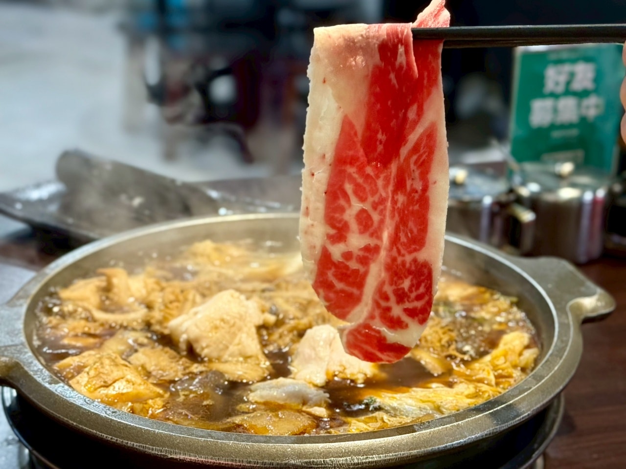 【板橋美食推薦】牛肉火鍋板橋總店:重量級牛肉鍋加上古法炭火以及牛肉原湯無限續超熱門人氣預約店 - 第12張圖 【板橋美食推薦】牛肉火鍋板橋總店:重量級牛肉鍋加上古法炭火以及牛肉原湯無限續超熱門人氣預約店