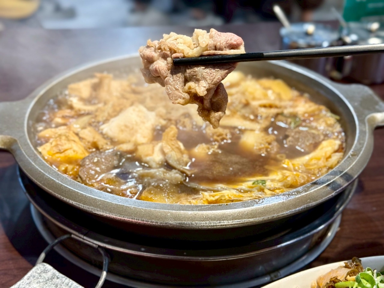 【板橋美食推薦】牛肉火鍋板橋總店:重量級牛肉鍋加上古法炭火以及牛肉原湯無限續超熱門人氣預約店 - 第13張圖 【板橋美食推薦】牛肉火鍋板橋總店:重量級牛肉鍋加上古法炭火以及牛肉原湯無限續超熱門人氣預約店