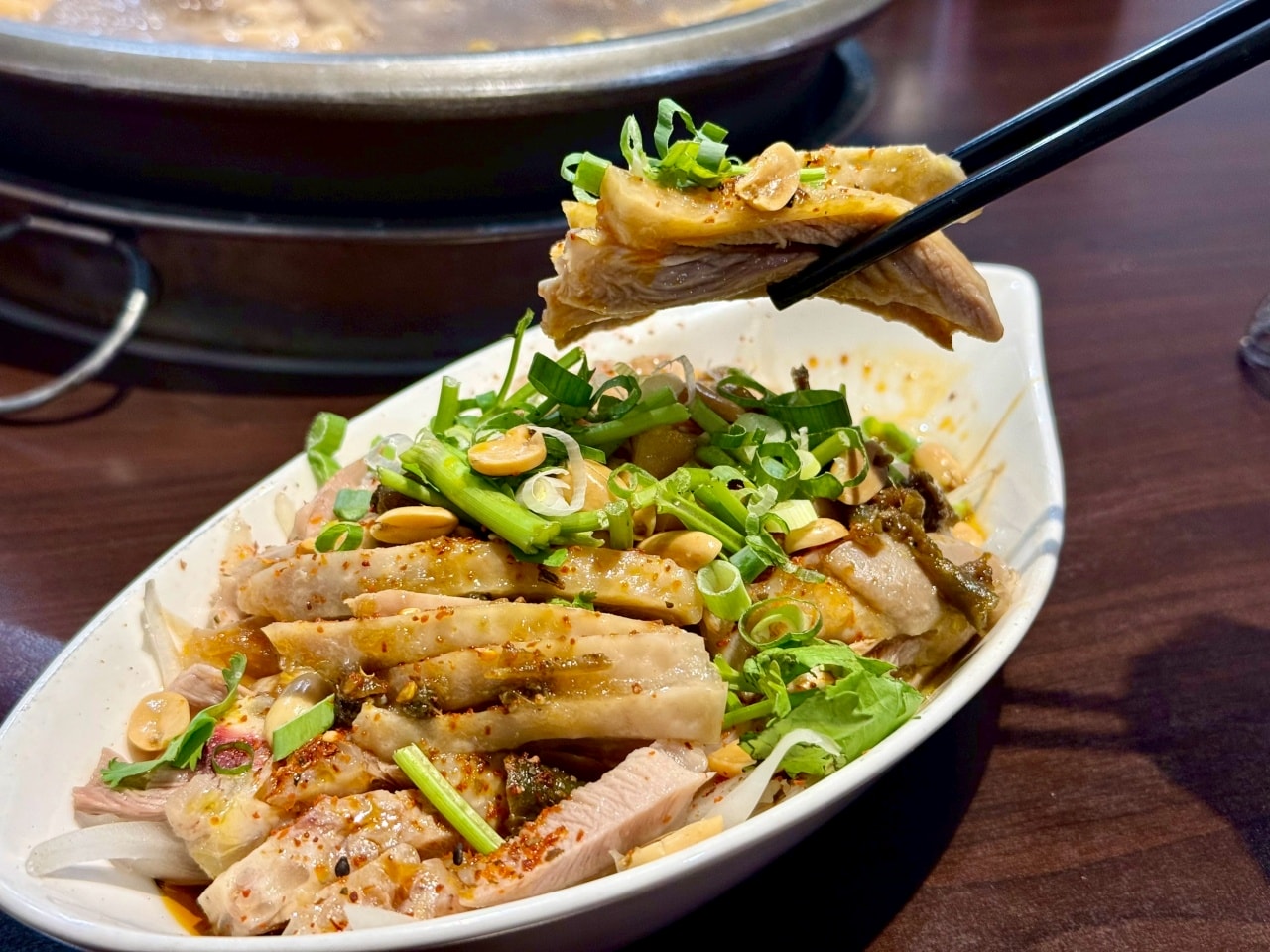 【板橋美食推薦】牛肉火鍋板橋總店：重量級牛肉鍋加上古法炭火以及牛肉原湯無限續超熱門人氣預約店