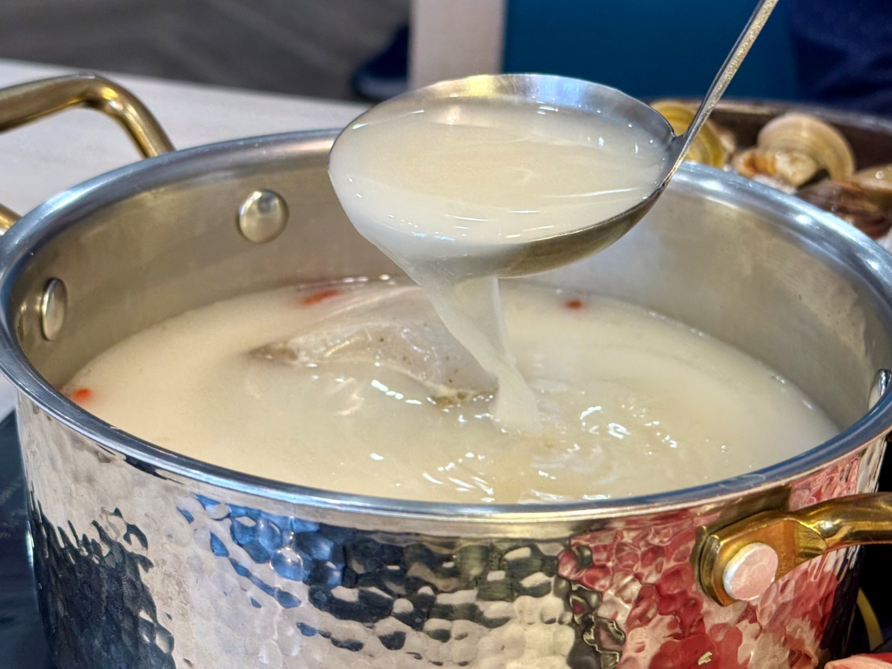 【中壢火鍋推薦】鍋泰暖泰式火鍋｜最值得一吃再吃的泰式南洋火鍋！全台首創肉骨茶湯底、超狂壽星生日禮幾歲送幾片肉、還有蔬菜飲料冰淇淋自助吧