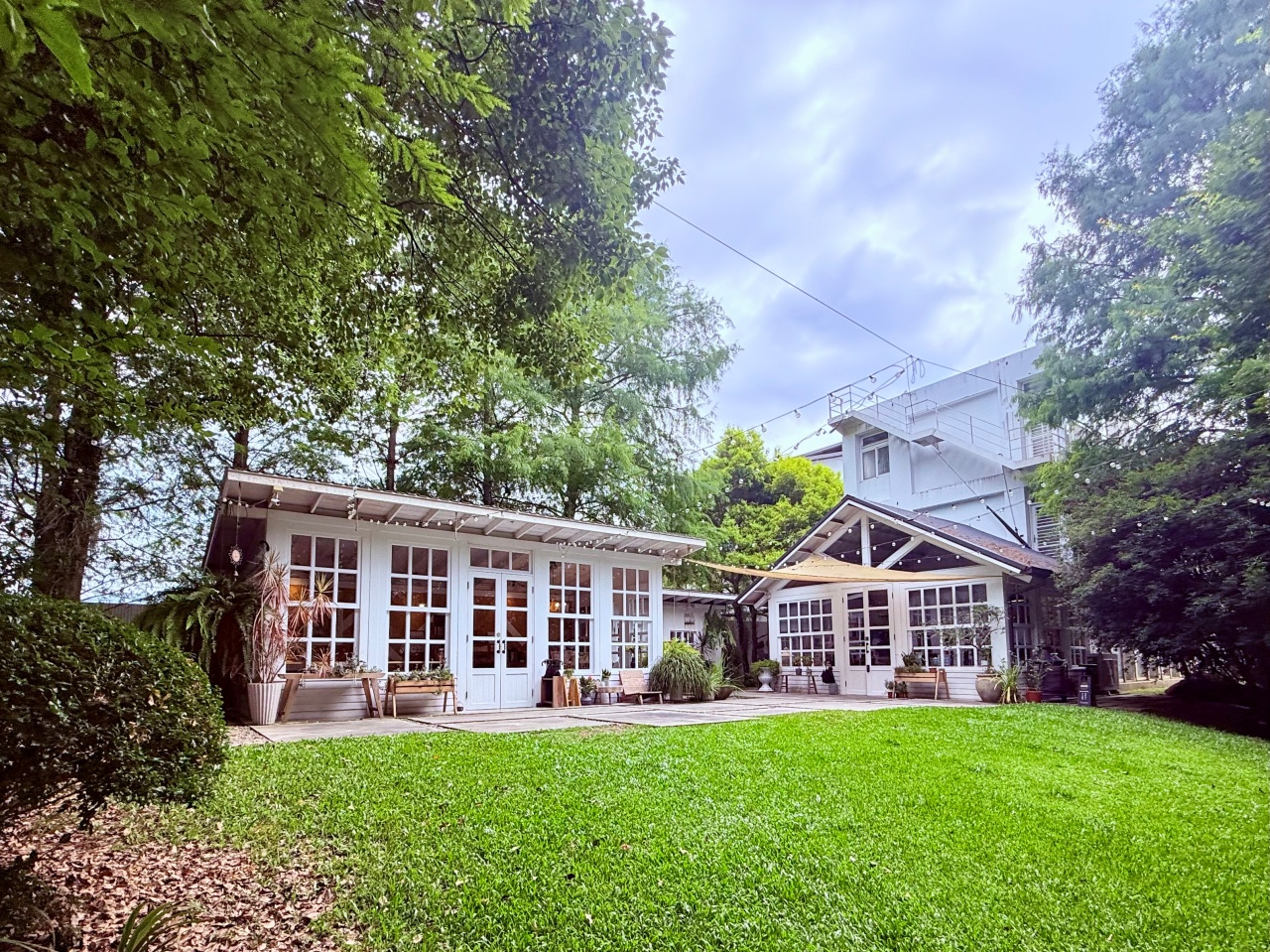 【南投埔里住宿推薦】慎重開華莊園民宿｜隱身山城裡的歐風美學建築，雙人房質感開箱，享受被綠意與晨光喚醒的優雅假期！