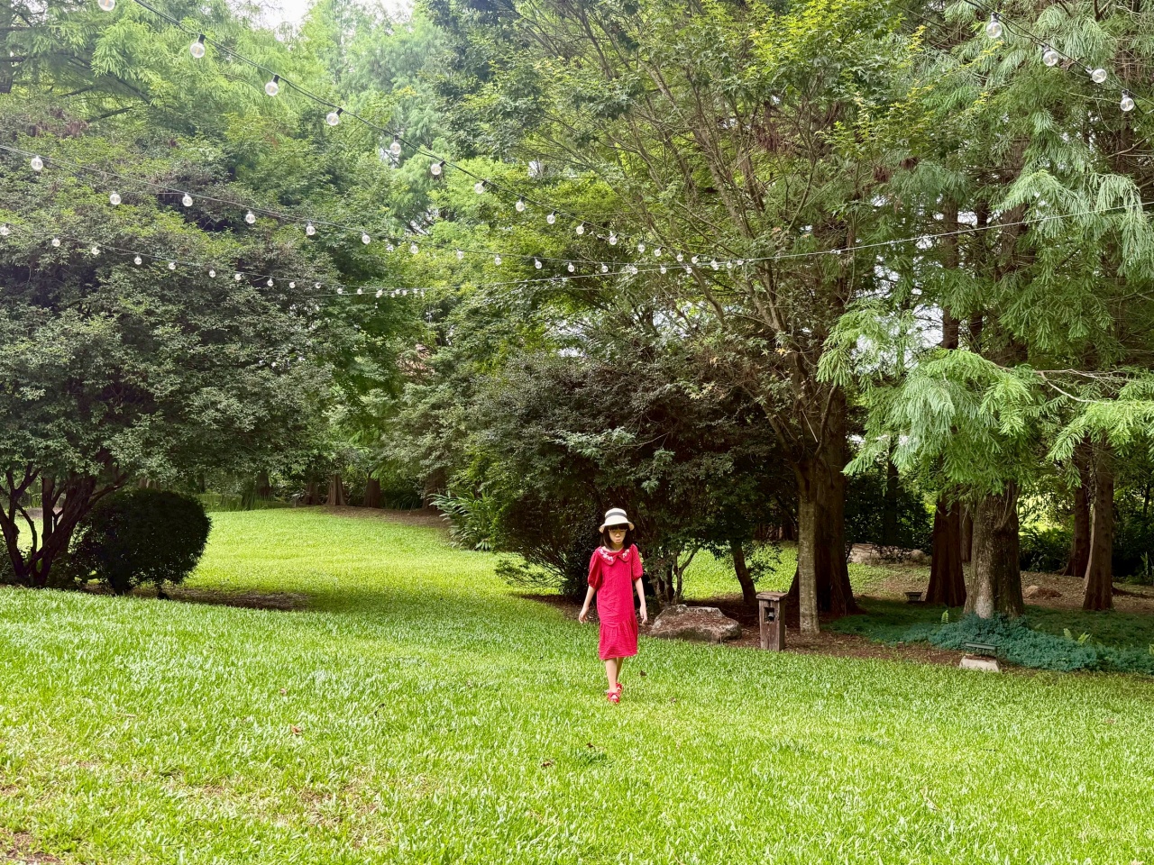 【南投埔里住宿推薦】慎重開華莊園民宿｜隱身山城裡的歐風美學建築，雙人房質感開箱，享受被綠意與晨光喚醒的優雅假期！