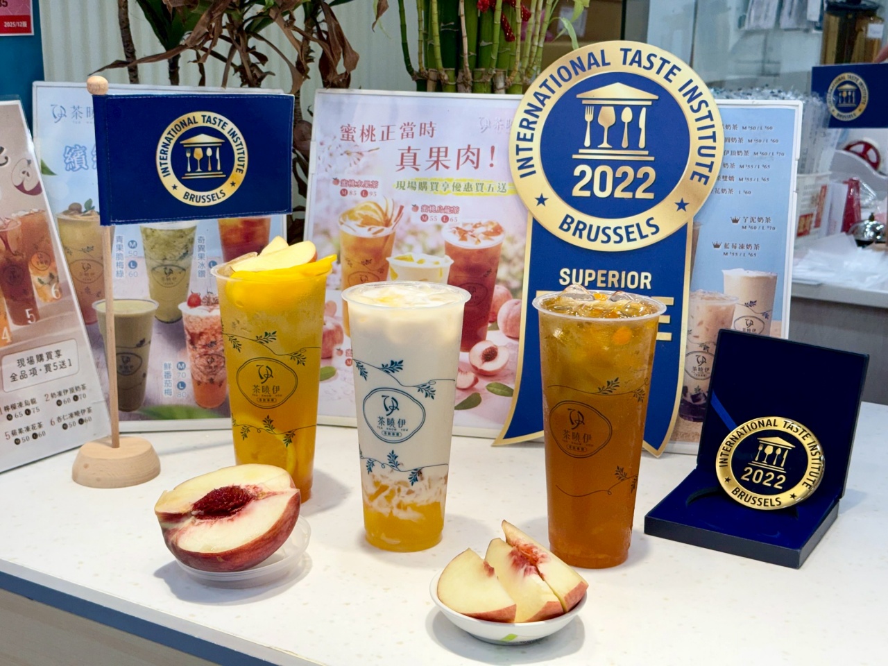 【內湖手搖飲推薦】茶曉伊新推出「蜜桃正當時」真果肉系列!加碼開箱 4 杯國際得獎茶 - 第1張圖 【內湖手搖飲推薦】茶曉伊新推出「蜜桃正當時」真果肉系列!加碼開箱 4 杯國際得獎茶